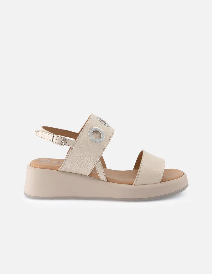 Sandalia de piel para mujer color hueso con detalle metálicos