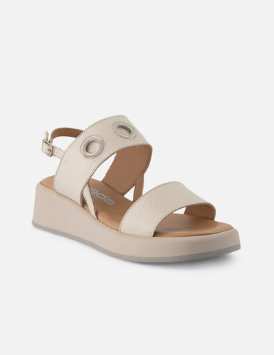 Sandalia de piel para mujer color hueso con detalle metálicos