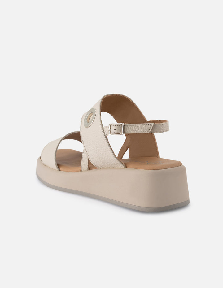 Sandalia de piel para mujer color hueso con detalle metálicos