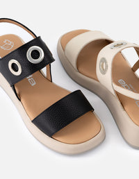 Sandalia de piel para mujer color negro con detalle metálicos