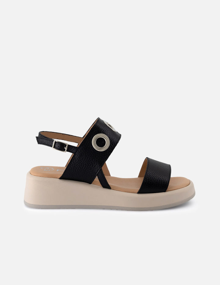 Sandalia de piel para mujer color negro con detalle metálicos