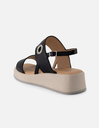 Sandalia de piel para mujer color negro con detalle metálicos