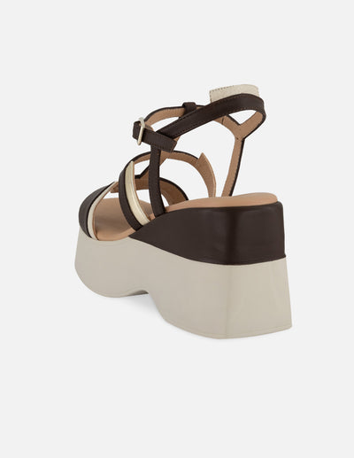 Sandalias café piel para mujer con tiras en contraste