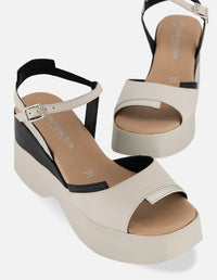 Sandalias blancas en piel con herraje metálico y plataforma para mujer