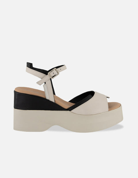 Sandalias blancas en piel con herraje metálico y plataforma para mujer
