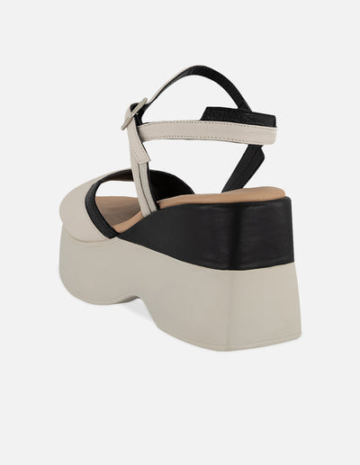 Sandalias blancas en piel con herraje metálico y plataforma para mujer