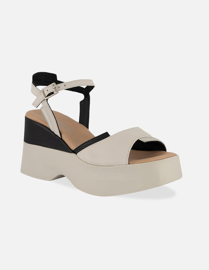 Sandalias blancas en piel con herraje metálico y plataforma para mujer