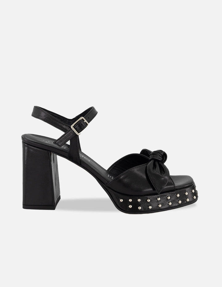 Sandalias negro piel para mujer con moño suave frontal