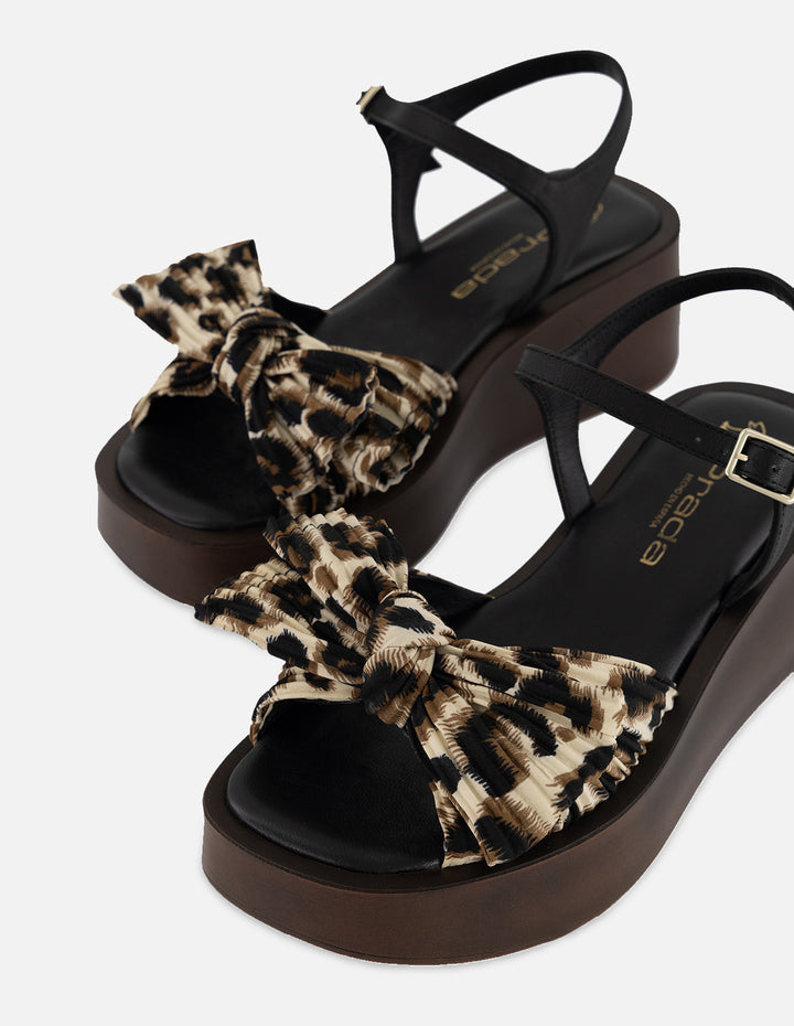 Sandalias animal print piel textil para mujer con pliegues