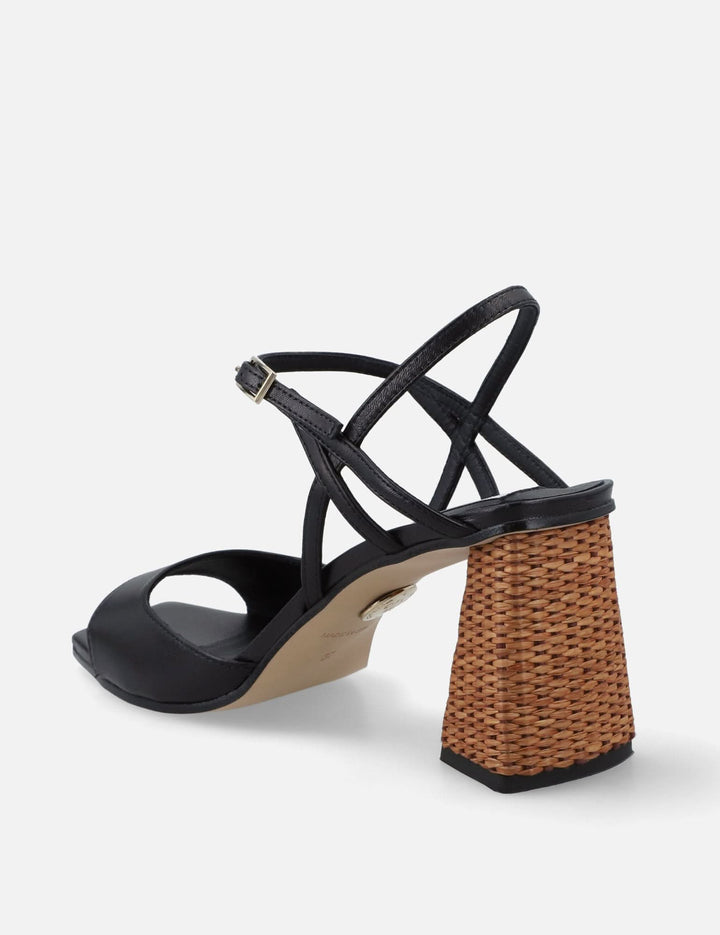 Sandalia de tiras en piel napa negra