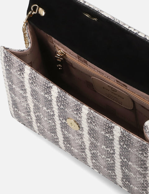Bolso con solapa en piel grabada color gris