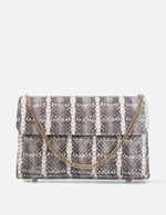 Bolso con solapa en piel grabada color gris