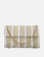 Bolso con solapa en piel grabada verde