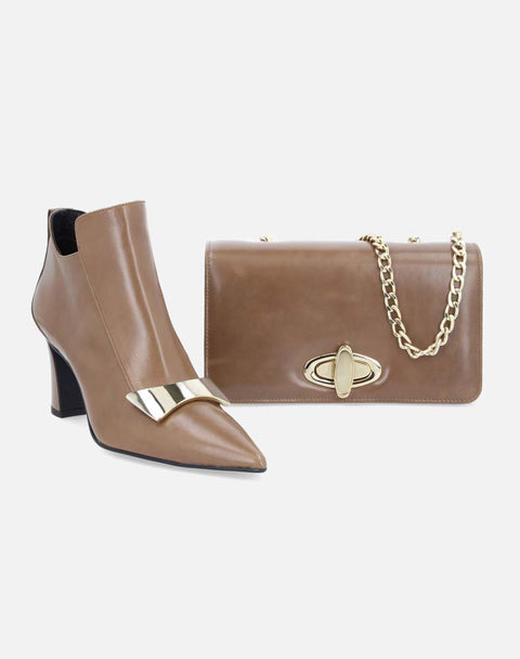 Bolso clutch en piel marrón con cadena oro ajustable para mujer