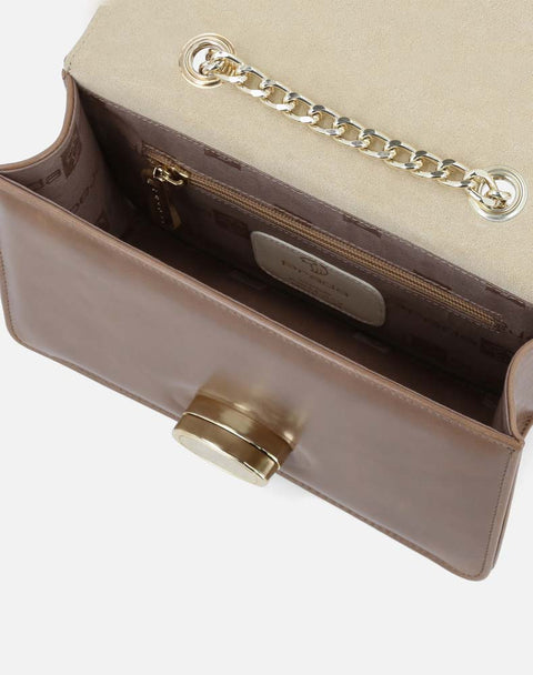 Bolso clutch en piel marrón con cadena oro ajustable para mujer