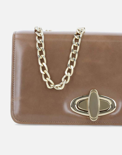 Bolso clutch en piel marrón con cadena oro ajustable para mujer