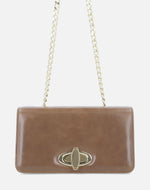 Bolso clutch en piel marrón con cadena oro ajustable para mujer