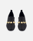 Mocasín de piel color negro para mujer con detalles color dorado