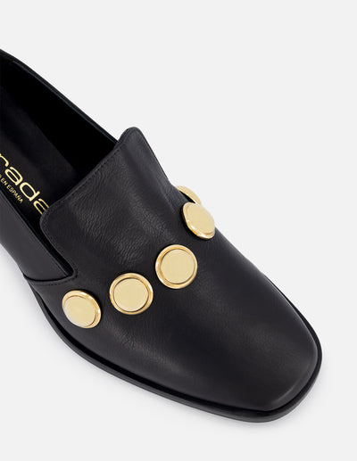 Mocasín de piel color negro para mujer con detalles color dorado