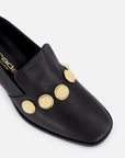 Mocasín de piel color negro para mujer con detalles color dorado