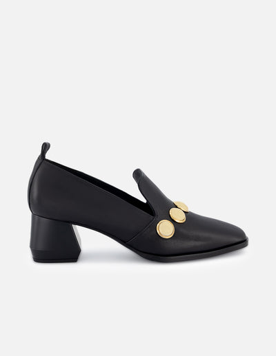 Mocasín de piel color negro para mujer con detalles color dorado
