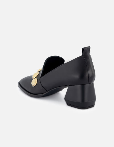 Mocasín de piel color negro para mujer con detalles color dorado