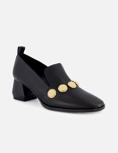 Mocasín de piel color negro para mujer con detalles color dorado