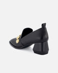 Mocasín de piel color negro para mujer con detalles color dorado