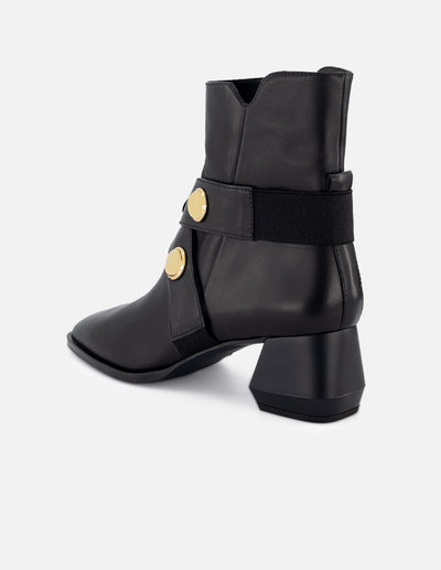 Botín de piel color negro para mujer con detalles color dorado