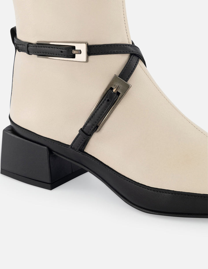 Botín de piel color blanco para mujer con detalles en contraste