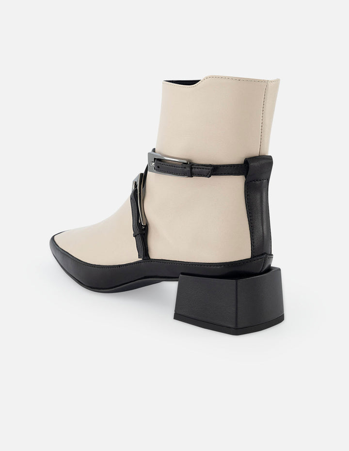 Botín de piel color blanco para mujer con detalles en contraste