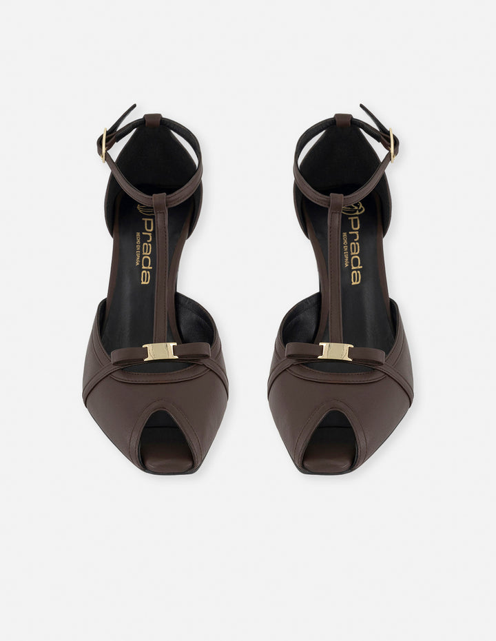 Sandalias café piel para mujer con pulsera en T