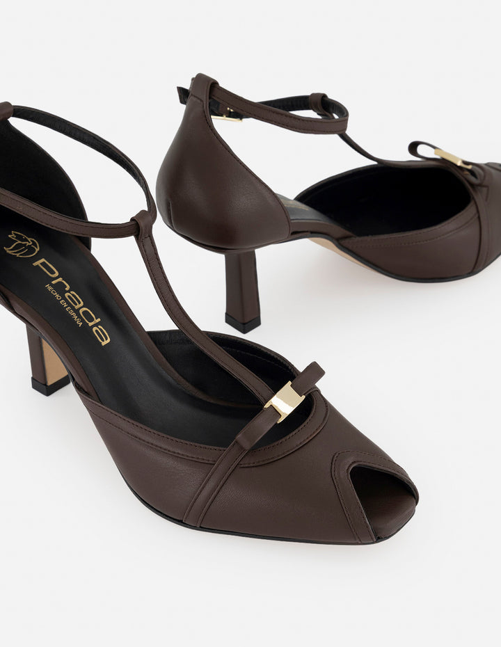 Sandalias café piel para mujer con pulsera en T