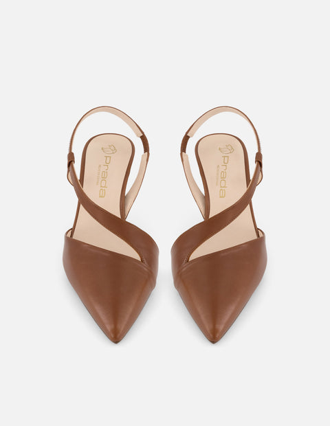 Zapatilla café piel para mujer con escote asimétrico