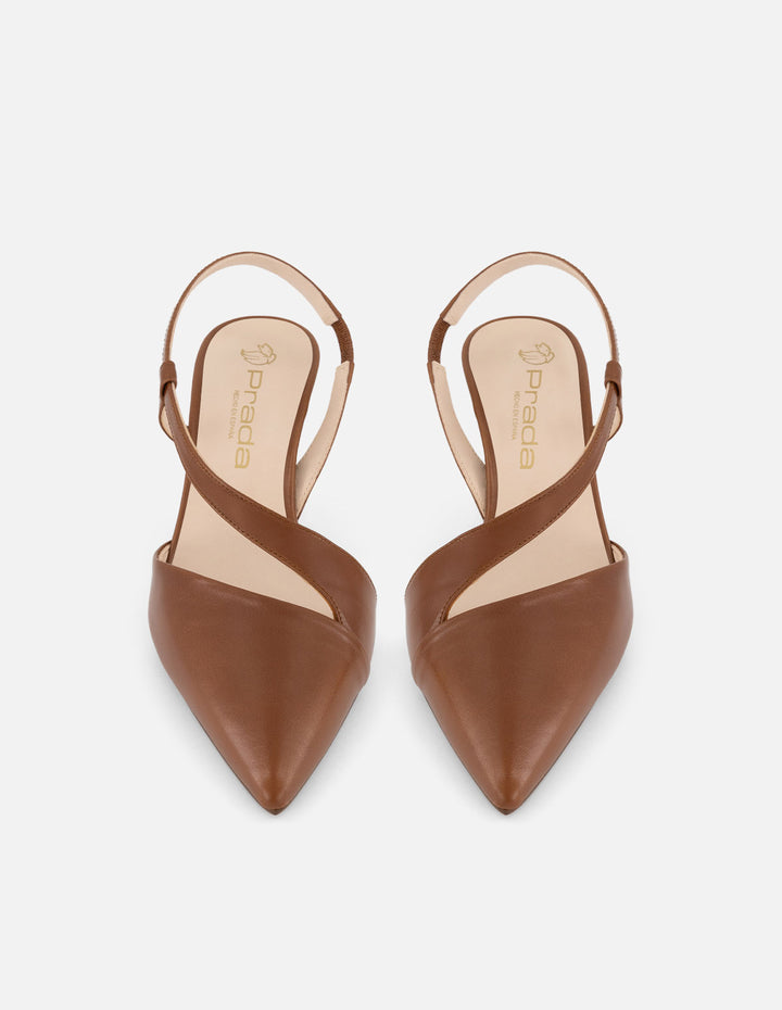 Zapatilla café piel para mujer con escote asimétrico