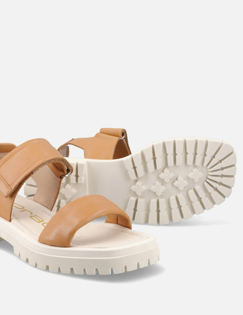 Sandalia flat doble tira en piel napa color cuero