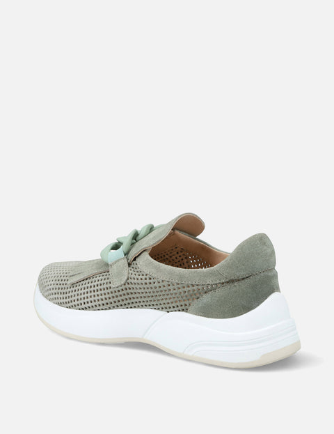 Tenis en piel ante con picado en color verde