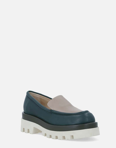 Mocasín en piel bicolor y suela dentada para mujer
