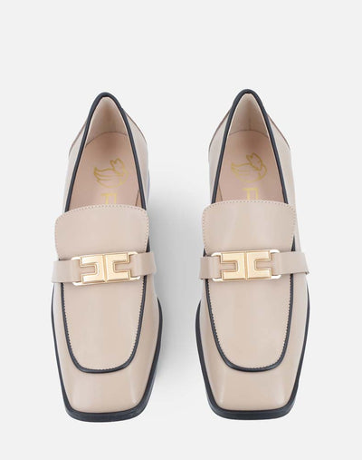 Mocasín en piel color arena y hebilla en la pala, para mujer. El trabajo en la piel napa de apariencia pulida da un efecto lustroso y minimalista.