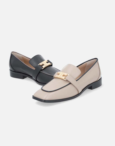 Mocasín en piel color arena y hebilla en la pala, para mujer. El trabajo en la piel napa de apariencia pulida da un efecto lustroso y minimalista.