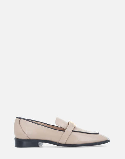 Mocasín en piel color arena y hebilla en la pala, para mujer. El trabajo en la piel napa de apariencia pulida da un efecto lustroso y minimalista.