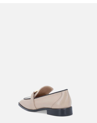 Mocasín en piel color arena y hebilla en la pala, para mujer. El trabajo en la piel napa de apariencia pulida da un efecto lustroso y minimalista.