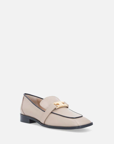Mocasín en piel color arena y hebilla en la pala, para mujer. El trabajo en la piel napa de apariencia pulida da un efecto lustroso y minimalista.