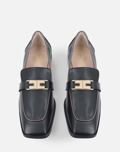 Mocasín en piel color negro y hebilla en la pala, para mujer