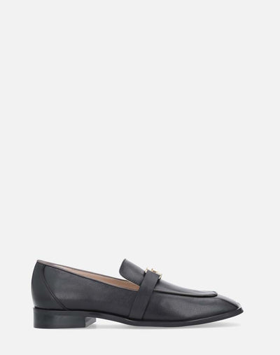 Mocasín en piel color negro y hebilla en la pala, para mujer