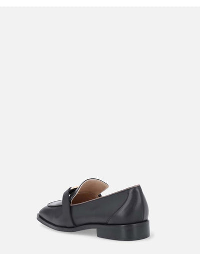 Mocasín en piel color negro y hebilla en la pala, para mujer