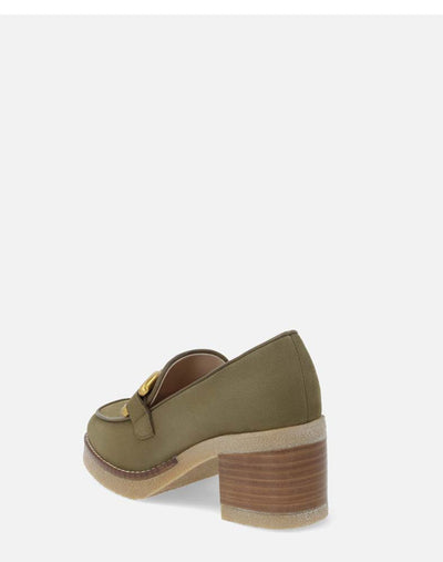 Mocasín en piel ante color verde con hebilla metal oro viejo para mujer
