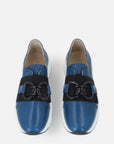 Zapato deportivo en piel napa color azul con hebilla metálica para mujer