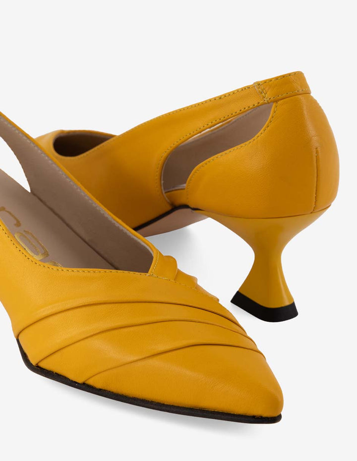 Zapatilla en piel napa color mostaza para mujer