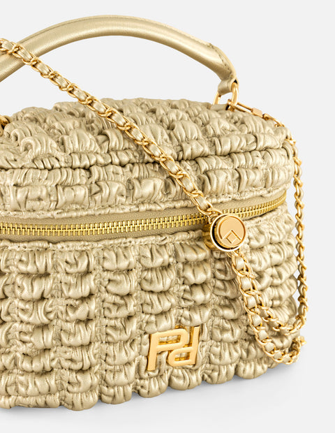 Minibolso color dorado vegano para mujer con diseño capitonado